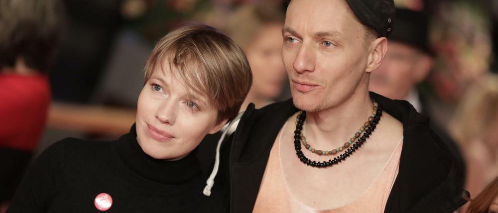 Die "Nobody's Doll"-Aktivistin Anna Brüggemann und ihr Bruder Dietrich bei der Eröffnungsgala der Berlinale.