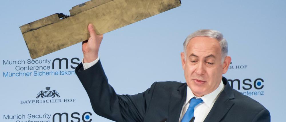 Während seiner Rede bei der Sicherheitskonferenz hielt Benjamin Netanjahu ein Trümmerteil hoch. Es stamme von einer iranischen Drohne, sagte er.