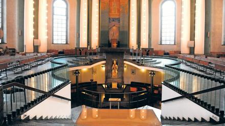 Die Mitteltreppe in der St. Hedwigs-Kathedrale.