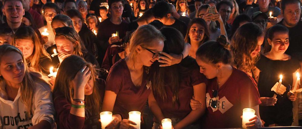 Von Trauer überwältigt gedenken Jugendliche in Parkland ihrer getöteten Mitschüler.