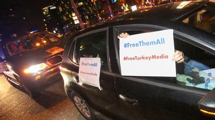 Freunde und Kollegen des "Welt"-Korrespondenten Deniz Yücel feiern ihn mit einem Autokorso.