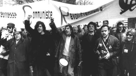 Das Archivbild zeigt den Studentenführer Rudi Dutschke (M, mit erhobener Faust) sowie den deutschen Lyriker und Schriftsteller Erich Fried (l) in Berlin an der Spitze eines Demonstrationszuges gegen den Vietnamkrieg. "Ho Ho Ho Chi Minh!" Den Name des nordvietnamesischen KP-Chefs skandierten in den sechziger Jahren Tausende von Demonstranten in den Straßen westdeutscher Großstädte, vor allem in West-Berlin. Die von den Universitäten ausgehende Jugendrevolte in Deutschland hatte mit dem Vietnamkrieg ihr zentrales politisches Angriffsziel gefunden und scheint im Rückblick ohne ihn kaum noch denkbar. Über 15 000 Personen beteiligen sich am 18. Februar 1968 an der Abschlußdemonstration des Internationalen Vietnam-Kongresses.
