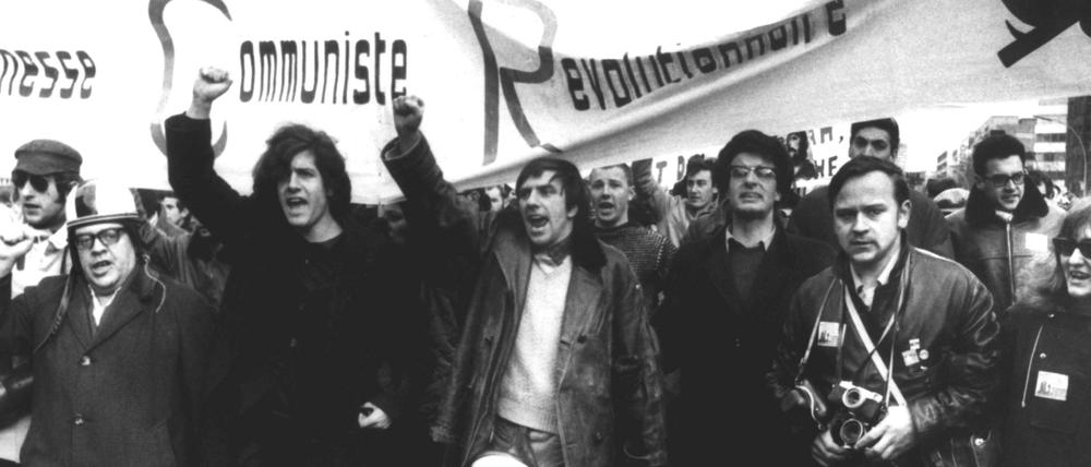 Das Archivbild zeigt den Studentenführer Rudi Dutschke (M, mit erhobener Faust) sowie den deutschen Lyriker und Schriftsteller Erich Fried (l) in Berlin an der Spitze eines Demonstrationszuges gegen den Vietnamkrieg. "Ho Ho Ho Chi Minh!" Den Name des nordvietnamesischen KP-Chefs skandierten in den sechziger Jahren Tausende von Demonstranten in den Straßen westdeutscher Großstädte, vor allem in West-Berlin. Die von den Universitäten ausgehende Jugendrevolte in Deutschland hatte mit dem Vietnamkrieg ihr zentrales politisches Angriffsziel gefunden und scheint im Rückblick ohne ihn kaum noch denkbar. Über 15 000 Personen beteiligen sich am 18. Februar 1968 an der Abschlußdemonstration des Internationalen Vietnam-Kongresses.