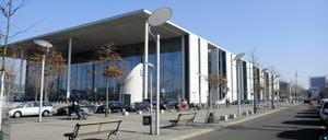 Vorfahrt unerwünscht. Eigentlich sollten alle Autos unter dem Vordach des Paul- Löbe-Hauses rollen.