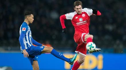 Immer einen Schritt zu spät: Berlins Davie Selke gegen den Mainzer Stefan Bell (r). 