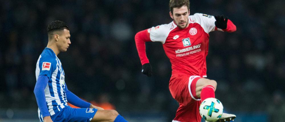Immer einen Schritt zu spät: Berlins Davie Selke gegen den Mainzer Stefan Bell (r). 