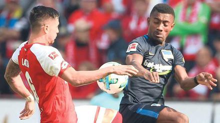 Enge Kiste. Das Hinspiel gegen Mainz verloren Salomon Kalou (r.) und Hertha BSC durch einen Elfmeter 0:1. Auch in Berlin könnte es ein hart umkämpftes Duell werden. 