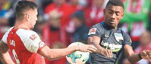 Enge Kiste. Das Hinspiel gegen Mainz verloren Salomon Kalou (r.) und Hertha BSC durch einen Elfmeter 0:1. Auch in Berlin könnte es ein hart umkämpftes Duell werden. 