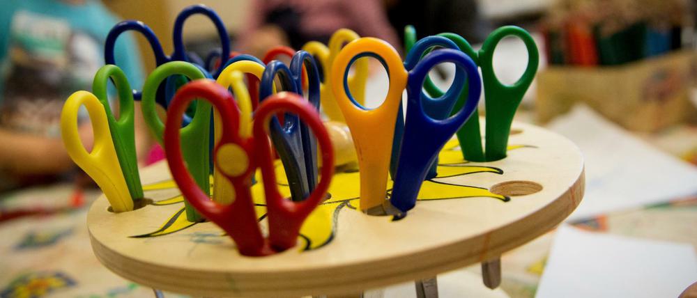 Kinder spielen und basteln in einer Kindertagesstätte in Berlin-Friedrichshain. 
