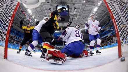 Endlich ist der Puck mal drin. Patrick Hager erzielt gegen Norwegen das 1:0.