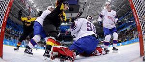 Endlich ist der Puck mal drin. Patrick Hager erzielt gegen Norwegen das 1:0.