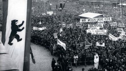 Am 21. Februar 1968 fand auf dem John-F.-Kennedy-Platz vor dem Rathaus Schöneberg eine Kundgebung stand. Es sprachen dort der Regierende Bürgermeister Schütz, der Berliner DGB-Vorsitzende und Parlamentspräsident Sickert sowie mehrere Vertreter der Parteien und Jugendorganisationen.