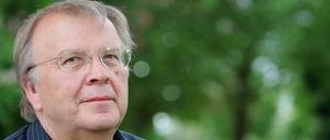 Der Schriftsteller Wilhelm Genazino in einer Grünanlage nahe seiner Wohnung in Frankfurt am Main