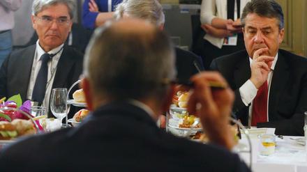 Folgenreiches Treffen: Der russische Außenminister Sergej Lawrow (vorne) mit seinem deutschen Kollegen Sigmar Gabriel (rechts)in München.