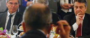 Folgenreiches Treffen: Der russische Außenminister Sergej Lawrow (vorne) mit seinem deutschen Kollegen Sigmar Gabriel (rechts)in München.