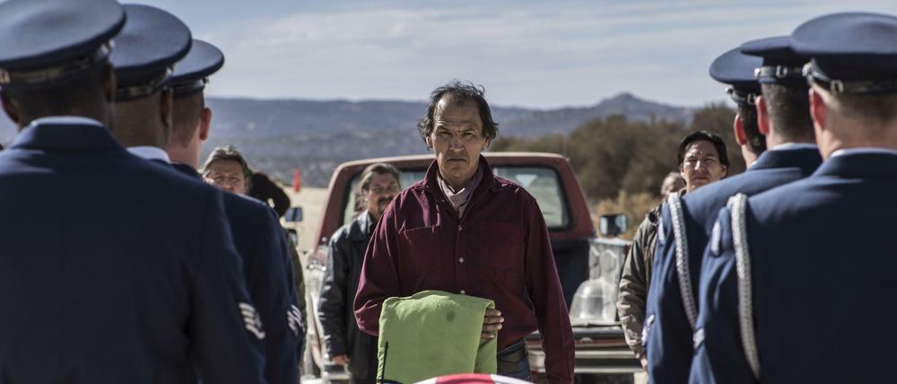 Duellszene wie im Western. Rod Rondeaux in "Land". 