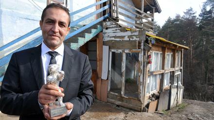 Nazif Mujić mit seinem Silbernen Bären. Den Preis musste er später verkaufen.