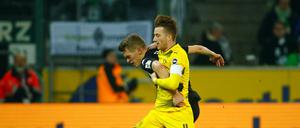 Marco Reus und Matthias Ginter kämpfen mit allen Mitteln um den Ball.