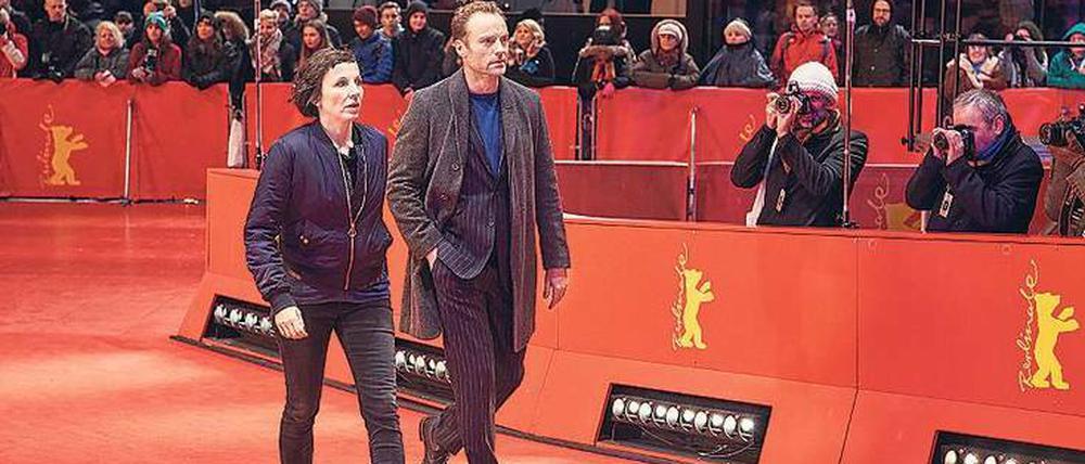 Zwei Kandidaten für den Goldenen Bären? Die Kommissare Rubin und Karow (Meret Becker, Mark Waschke) auf Rotem Teppich – ohne Kreischalarm, mit Sondergenehmigung.