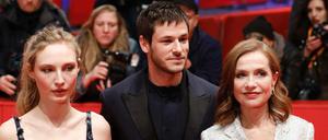 Die Schauspieler Isabelle Huppert, Gaspard Ulliel and Julia Roy (von rechts nach links), Hauptdarsteller des Wettbewerbsfilms "Eva". 