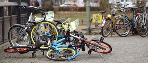 Fahrradkönig. Überall in Berlin stehen Leihfahrräder in der Innenstadt. Hier am Askanischen Platz.