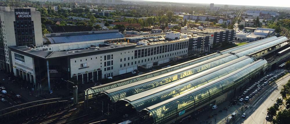 Am Bahnhof Spandau fahren nicht nur Züge der S-Bahn ab. 