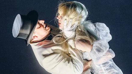 Aufstieg und Fall. Charly Hübner und Lilith Stangenberg als Paar. 