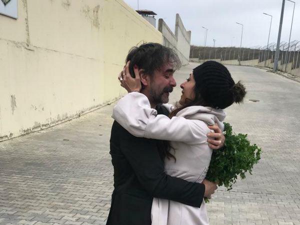 Deniz und Dilek Yücel nach der Freilassung des Journalisten in der Türkei.