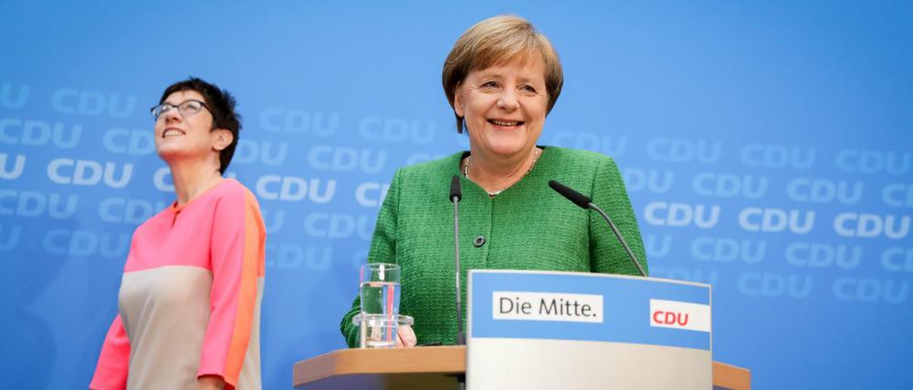 CDU-Chefin Angela Merkel und Saarlands Ministerpräsidentin Annegret Kramp-Karrenbauer (CDU) bei der Pressekonferenz im Konrad-Adenauer-Haus. 