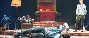 Zersplittertes Ich. Oliver Reese hat den autobiografischen Roman von Benjamin von Stuckrad-Barre für vier Schauspieler adaptiert.