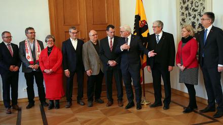Frank-Walter Steinmeier (4.v.r) mit Repräsentanten und Bürgern der Stadt Cottbus.