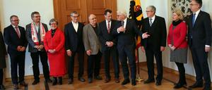 Frank-Walter Steinmeier (4.v.r) mit Repräsentanten und Bürgern der Stadt Cottbus.