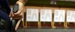 Eine Polizeischülerin trainiert an einem Schießstand in Berlin.