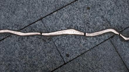 Berlin will die Ermittlungspannen rund um das Breitscheidplatz-Attentat aufarbeiten. Vor Ort erinnert ein bronzener Riss im Boden an die Opfer.