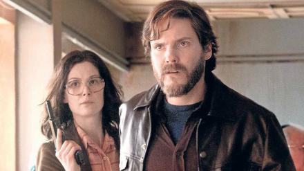 Zwei deutsche Terroristen (Rosamund Pike und Daniel Brühl) entführen ein Flugzeug mit israelischen Passagieren.