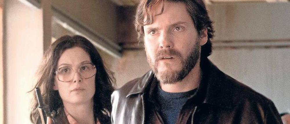 Zwei deutsche Terroristen (Rosamund Pike und Daniel Brühl) entführen ein Flugzeug mit israelischen Passagieren.