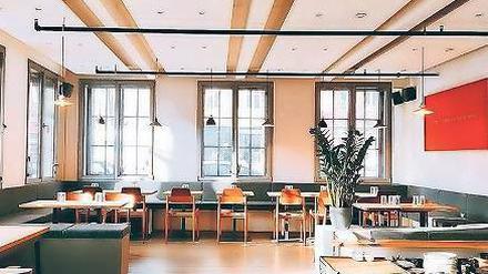 Hinter historischer Klinkerfassade ein modernes Restaurant: das Cocktail-Bistro "Wagner" im Umspannwerk in Kreuzberg. Und draußen sitz es sich auch sehr nett.