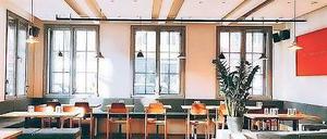 Hinter historischer Klinkerfassade ein modernes Restaurant: das Cocktail-Bistro "Wagner" im Umspannwerk in Kreuzberg. Und draußen sitz es sich auch sehr nett.