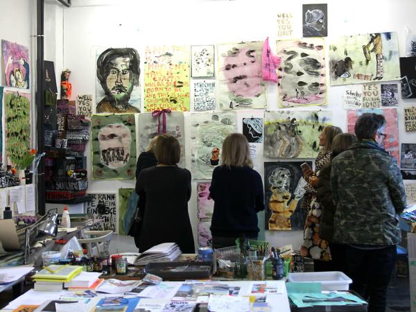 Zu Besuch. Gäste im Atelier von Nina Lehtonen.