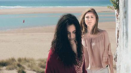 Freundschaft. El Ghalia Ben Zaouia (l.) und Julie Gayet in „Apatride“. 