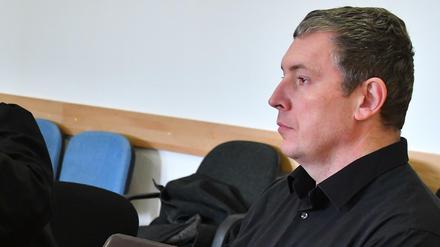 Der AfD-Landtagsabgeordnete Jan-Ulrich Weiß vor dem Landgericht Neuruppin. 