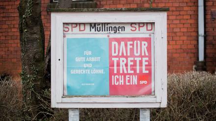 Ein Schaukasten der SPD mit Plakaten "Für Gute Arbeit und gerechte Löhne" sowie "Dafür trete ich ein" hängt im Sehnder Ortsteil Müllingen. 