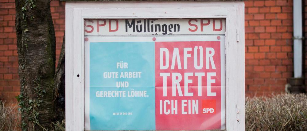 Ein Schaukasten der SPD mit Plakaten "Für Gute Arbeit und gerechte Löhne" sowie "Dafür trete ich ein" hängt im Sehnder Ortsteil Müllingen.
