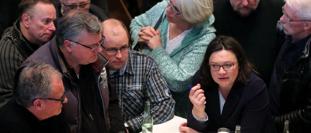 Andrea Nahles im Gespräch mit SPD-Mitgliedern bei der Regionalkonferenz in Kamen.