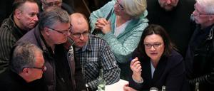 Andrea Nahles im Gespräch mit SPD-Mitgliedern bei der Regionalkonferenz in Kamen.