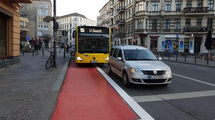 Der neue Radstreifen wird von den Autos und Bussen nur bedingt akzeptiert.