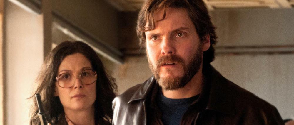 Er ist der Böse. Daniel Brühl und Rosamund Pike in "7 Days in Entebbe."