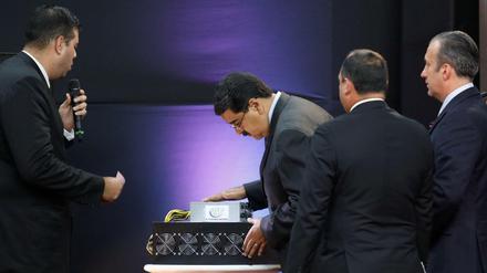 Hand angelegt: Venezuelas Präsident Nicolas Maduro mit einem Computer, der quasi als Bitcoin-Rechenzentrum fungiert. 