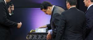 Hand angelegt: Venezuelas Präsident Nicolas Maduro mit einem Computer, der quasi als Bitcoin-Rechenzentrum fungiert. 