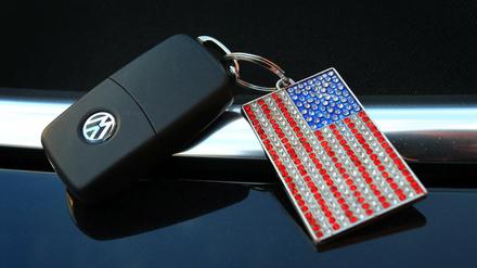 Ein Anhänger mit amerikanischer Flagge ist an einem VW-Schlüssel befestigt.